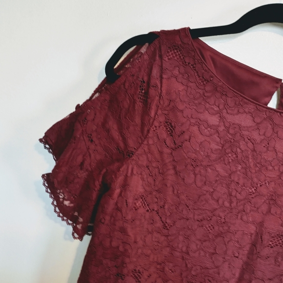 Laundry by Shelli Segal maroon cold shoulder shirt sleeve top lace and lined siz - Picture 3 of 5